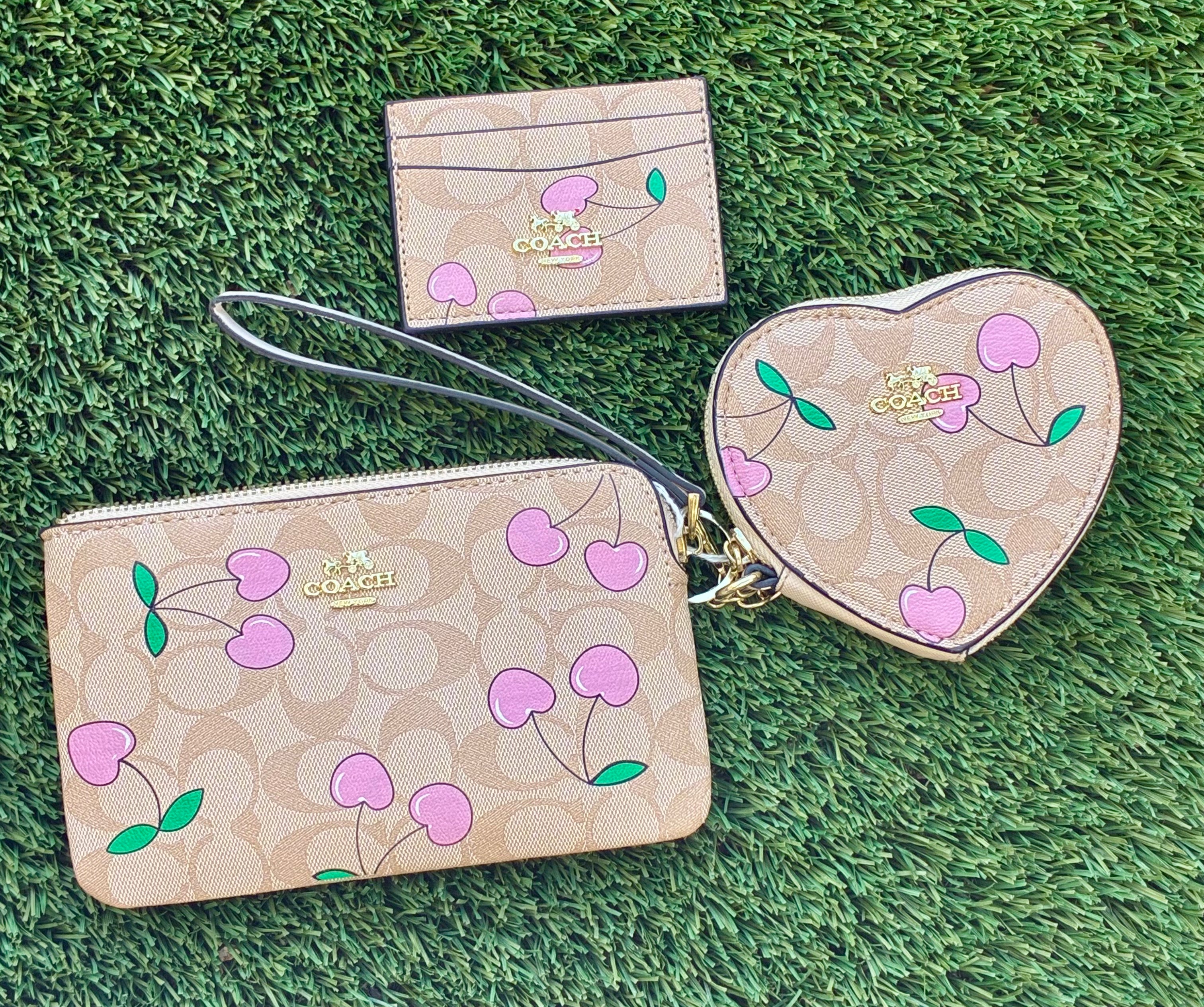COACH 3pc Wristlet Set(creme/heart cherry)
